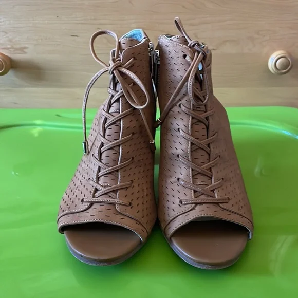 Sam Edelman MOVING SALE - Picture 3 of 3